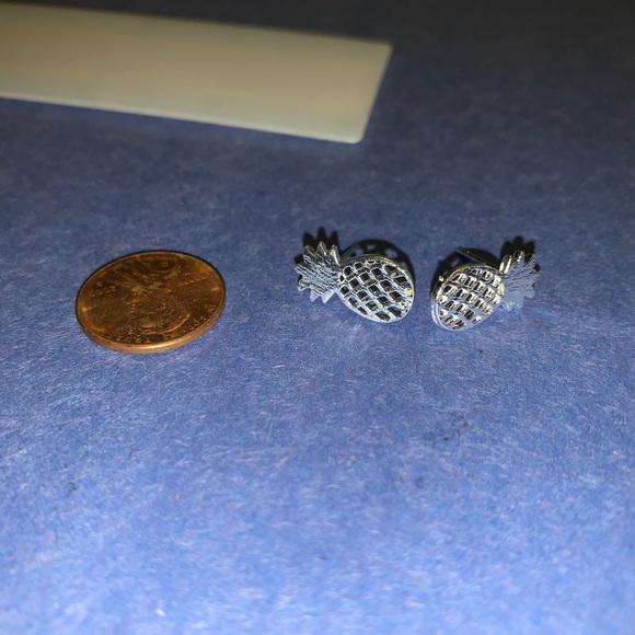 Pineapple silvertone earring - Picture 2 of 3